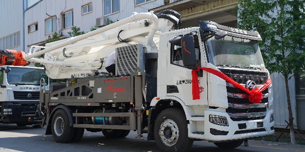 泵車準(zhǔn)備泵送時，罐車第一次裝料時，應(yīng)多加二袋水泥