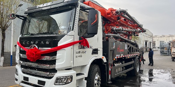混凝土泵車能提高經(jīng)濟效益，而且能夠改變施工現(xiàn)場的面貌