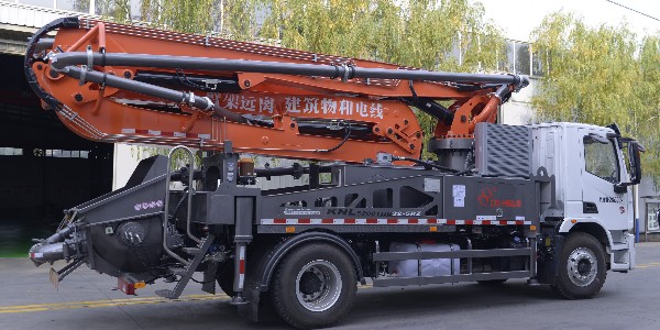 泵車用于混凝土的輸送，除此以外的用途都是危險的