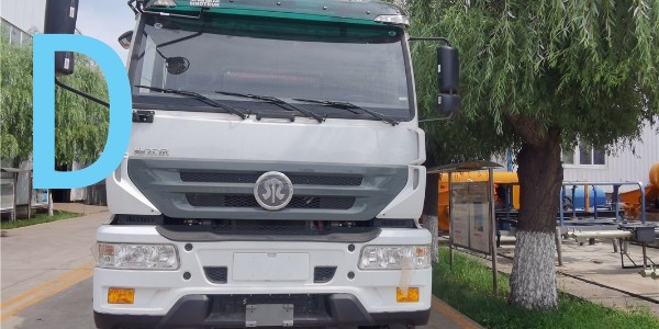 雨天路滑，泵車小心施工
